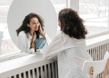 Rutina de îngrijire a tenului gras: sfaturi și produse recomandate