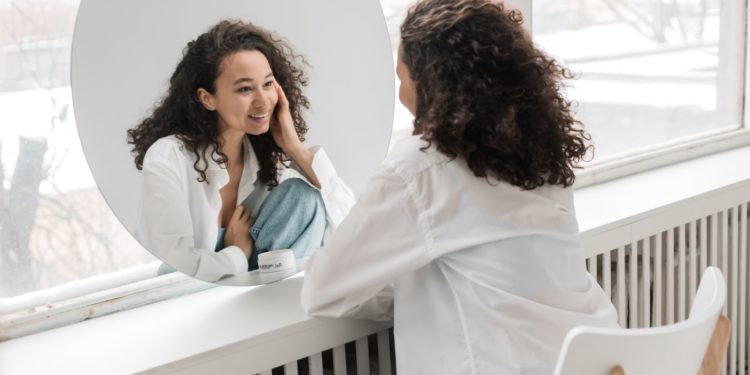 Rutina de îngrijire a tenului gras: sfaturi și produse recomandate