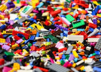 Lego vrea să renunțe la pungile din plastic, după ce copiii au cerut o schimbare