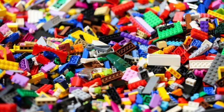 Lego vrea să renunțe la pungile din plastic, după ce copiii au cerut o schimbare