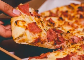 Vrei să-ți surprinzi jumătatea de Valentine’s Day? Această pizza vegană în formă de inimă sigur o va da pe spate