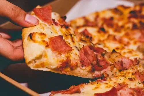 Vrei să-ți surprinzi jumătatea de Valentine’s Day? Această pizza vegană în formă de inimă sigur o va da pe spate
