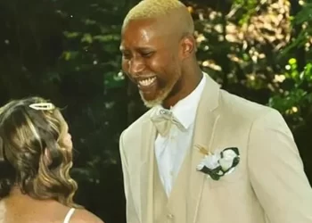 Ea are 61 de ani, el, 24 de ani. Se iubesc nebunește,