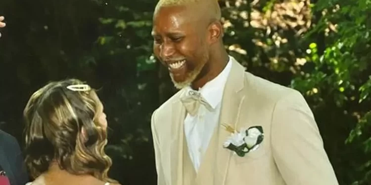 Ea are 61 de ani, el, 24 de ani. Se iubesc nebunește,