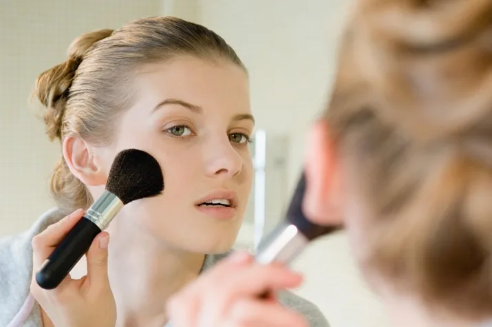 Cum se aplică corect pudra de fixare a machiajului