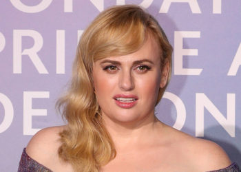 Rebel Wilson sparge din nou gheața cu o nouă ținută sexy care îi scoate în evidență corpul transformat