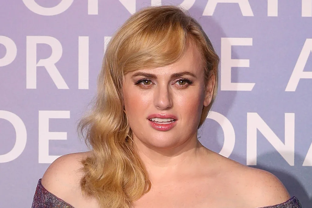 Rebel Wilson sparge din nou gheața cu o nouă ținută sexy care îi scoate în evidență corpul transformat