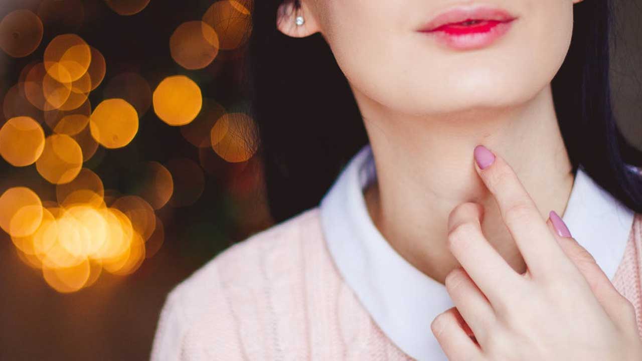 De ce apar ridurile pe gât și cum le putem preveni