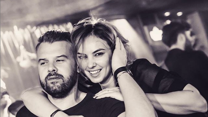 Roxana Ionescu, ședință foto cu burtica de gravidă. Vedeta se pregătește să devină mamă pentru prima dată