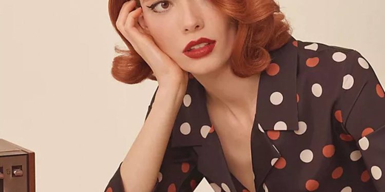 Obsesia de Netflix este posibil să inspire tendința culorii părului „Cod roșu” de primăvară