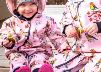 Ce avantaje aduc salopetele pentru copii în viața micuțului tău