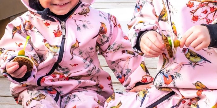 Ce avantaje aduc salopetele pentru copii în viața micuțului tău