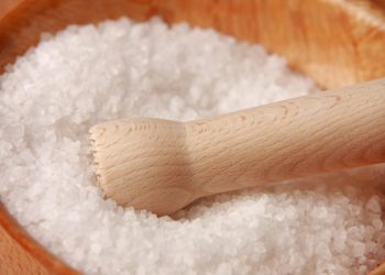 Românii consumă cantități imense de sare. Ce spun medicii nutriționiști