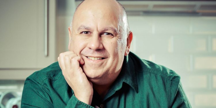 Fostul finalist al emisiunii britanice Bake Off, Luis Troyano, a murit la 48 de ani