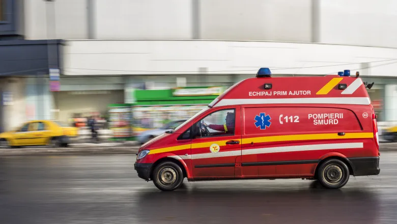 UN TÂNĂR DE 19 ANI DIN IAȘI A FOST LA UN PAS DE MOARTE, DUPĂ CE A GĂURIT UN PROIECTIL CU BORMAȘINA.
