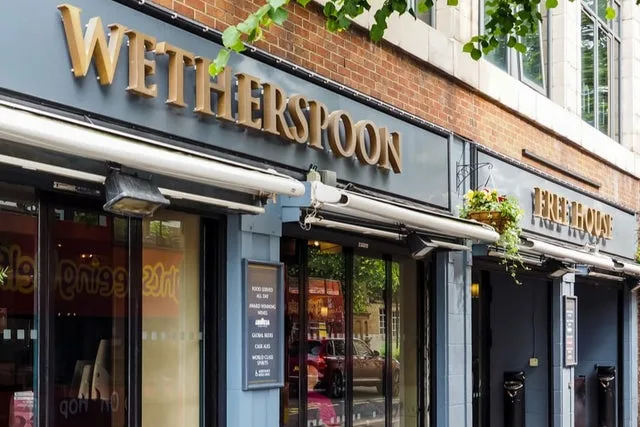„Niciun risc” la Wetherspoons, dar 66 de angajați sunt pozitivi
