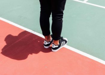 4 ținute la care să nu porți niciodată încălțăminte sport