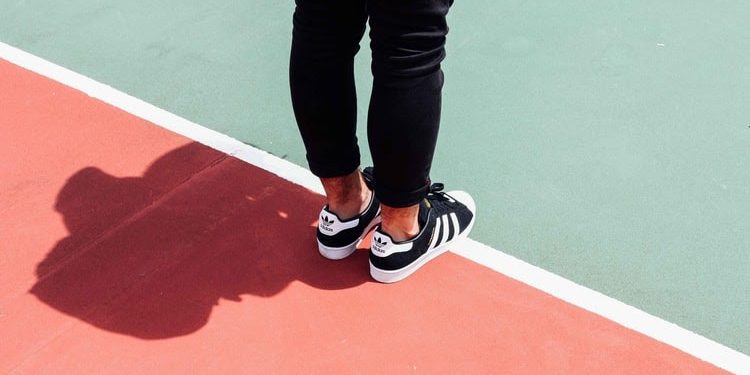 4 ținute la care să nu porți niciodată încălțăminte sport