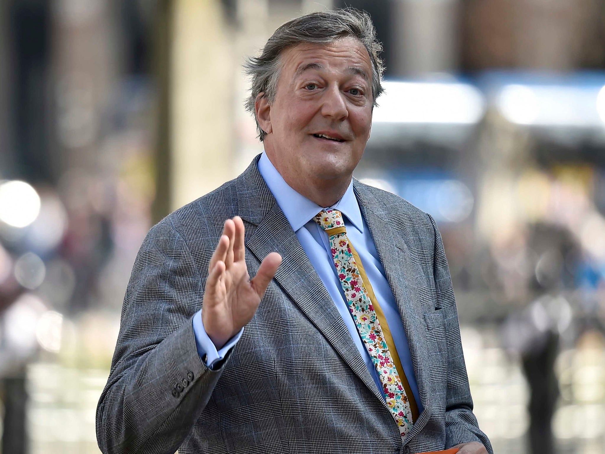Stephen Fry spune personalului școlii din Norfolk „fii bun cu tine însuți”