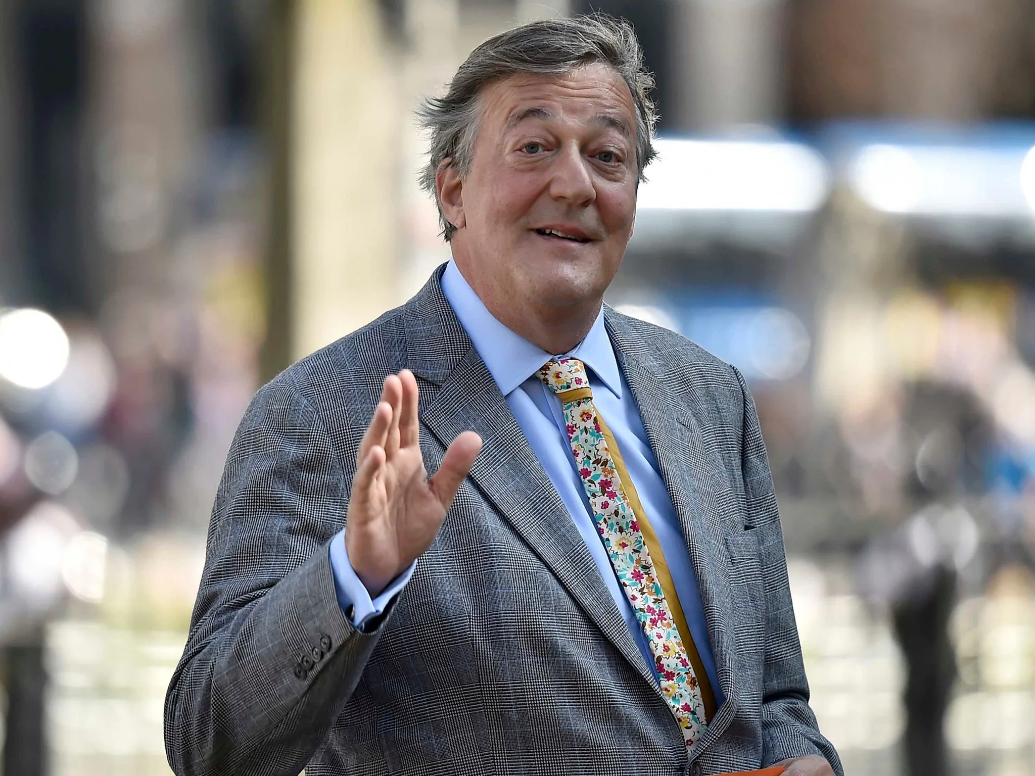 Stephen Fry spune personalului școlii din Norfolk „fii bun cu tine însuți”