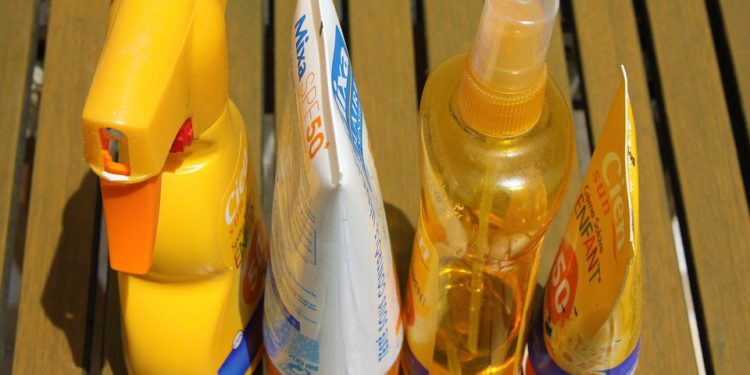 Loțiunea de protecție solară- Benefică sau periculoasă? Ce spun specialiștii