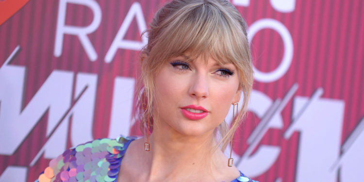 Taylor Swift acuză doi producători că ”nu îi dau voie” să cânte la American Music Awards