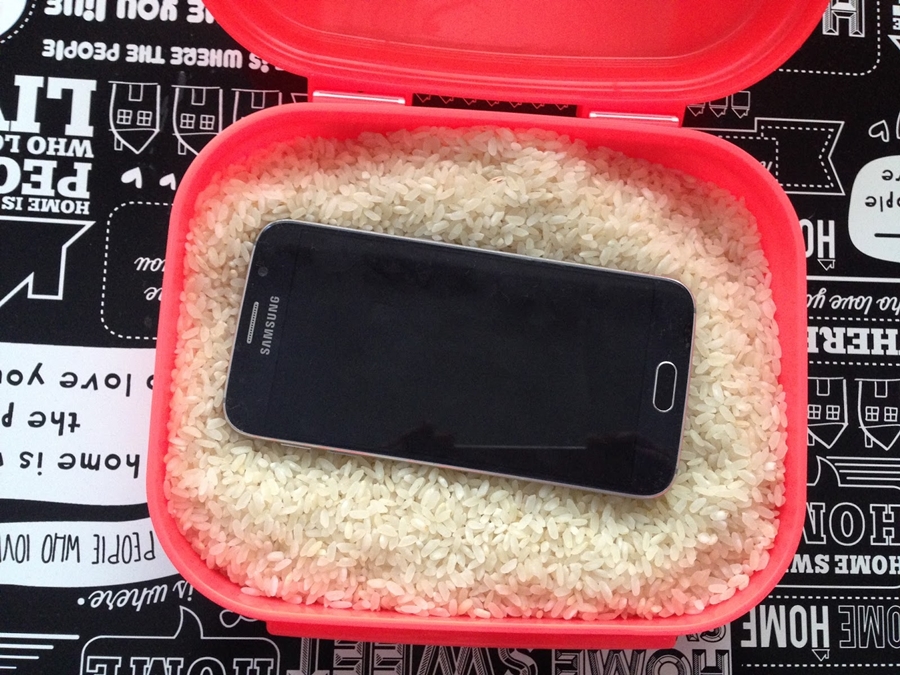 Cum sa iti usuci telefonul mobil…. cu orez