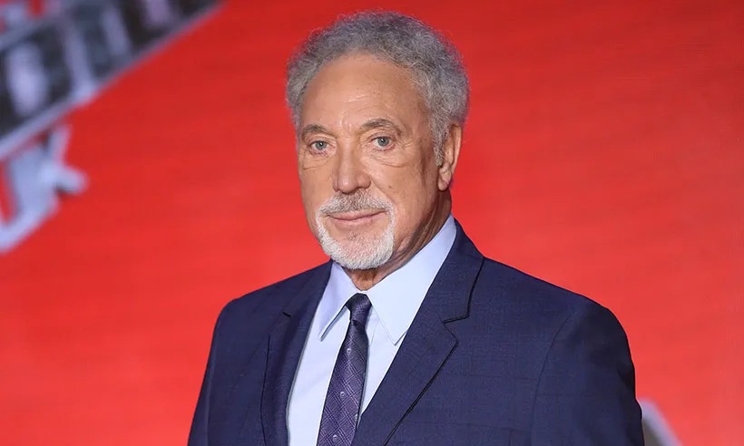 Lui Sir Tom Jones i s-a spus că „nu va reuși cu părul creț”