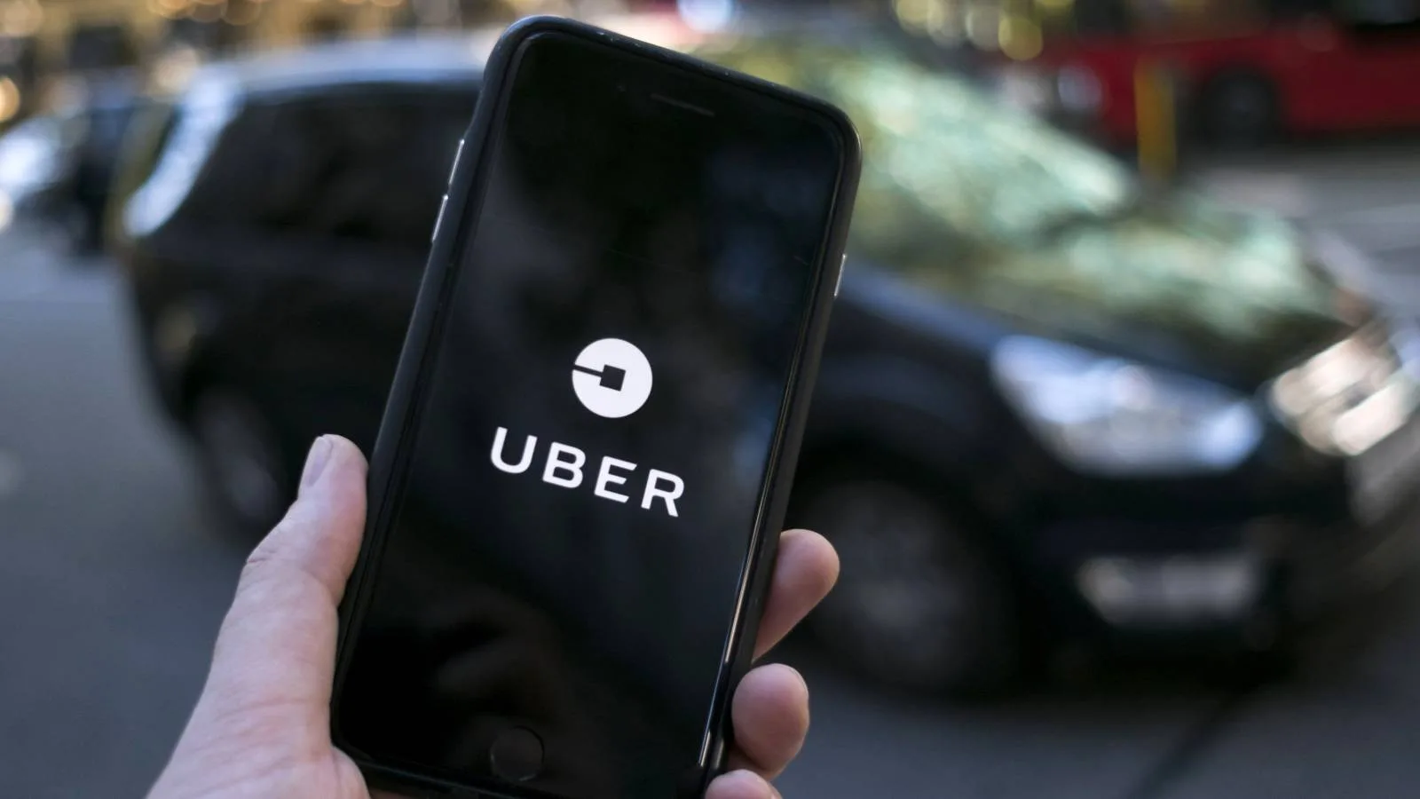 Șoferii din California îl dau în judecată pe Uber pentru mesaje din aplicație care solicită sprijinirea măsurilor de votare