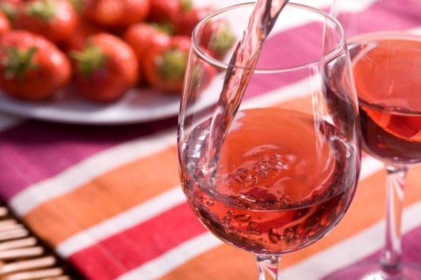 Vinul de căpșuni- o băutură foarte aromată. Cum se prepară