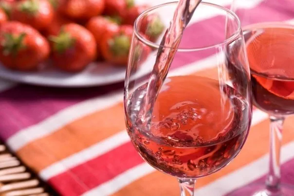 Vinul de căpșuni- o băutură foarte aromată. Cum se prepară