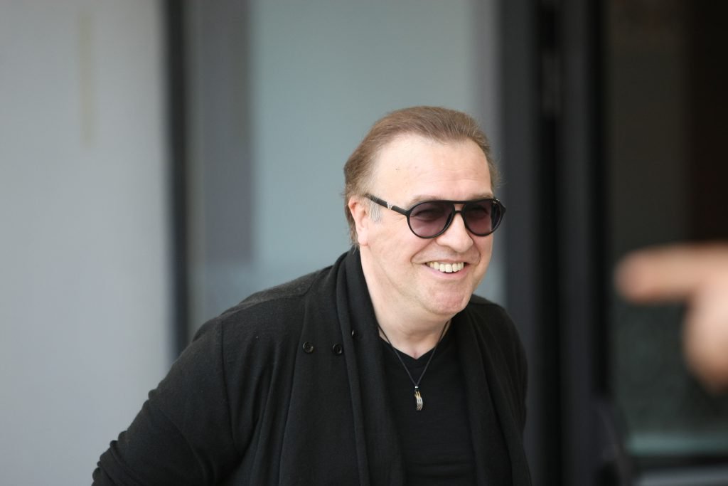 Rămas fără VH2, Gabriel Cotabiță cântă cu un Holograf! Prietenul lui, Mugurel Vrabete, i-a dat o piesă compusă de el