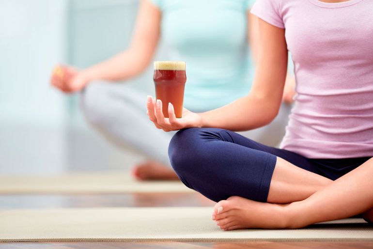 Fanii yoga Phnom Penh se întorc pe covoare după izolare – cu o bere