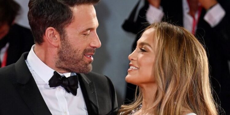 JENNIFER LOPEZ ȘI BEN AFFLECK SUNT ”DESCHIȘI” SĂ SE LOGODEASCĂ.