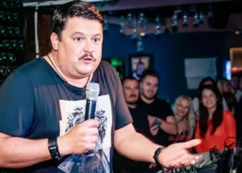 CÂT COSTĂ UN BILET LA UN SHOW DE STAND-UP COMEDY CU MIHAI BOBONETE?
