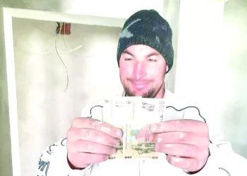 POVESTEA LUI VIOREL, OMUL STRĂZII DIN HUȘI.