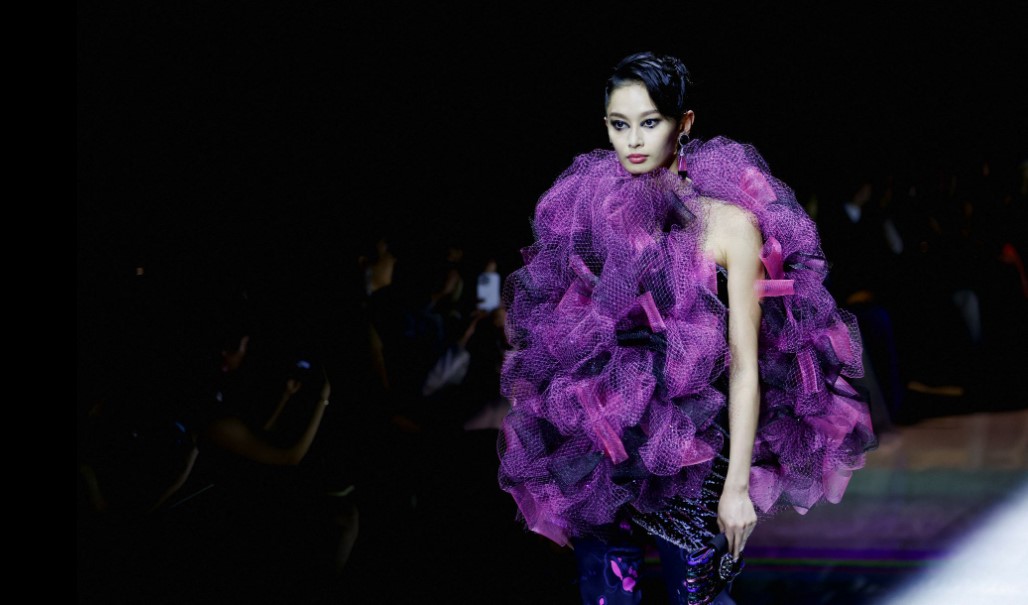 Armani uimește Parisul cu un spectacol strălucitor