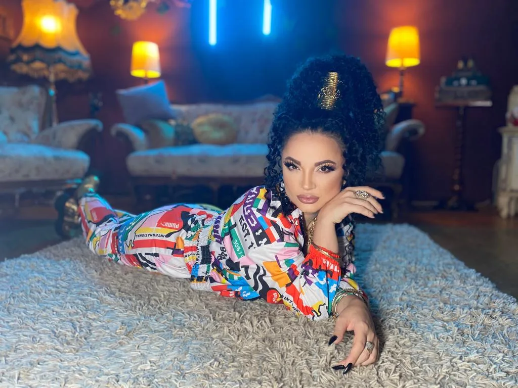 Aura B. a lansat videoclipul piesei „Que bueno esta esto” pentru care a învățat să danseze bellydance