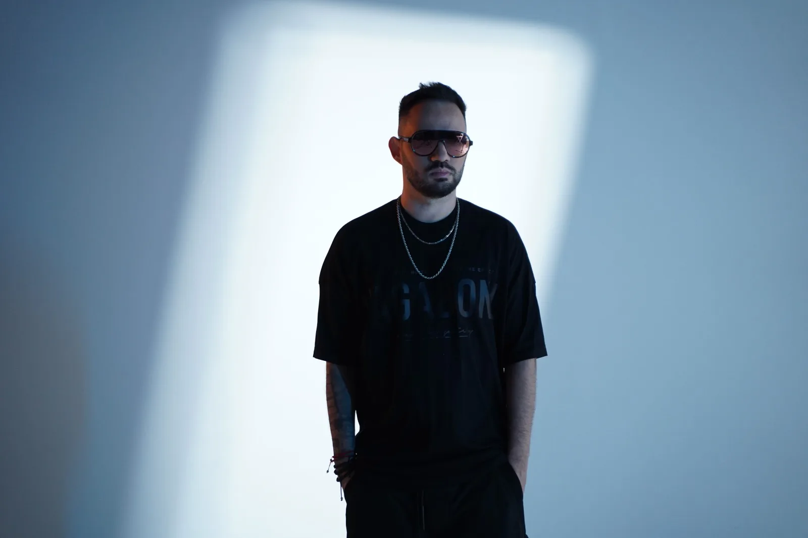 Ce artist roman vrea din nou succesul international? Mario Joy revine cu un nou single – „I like Coffee”