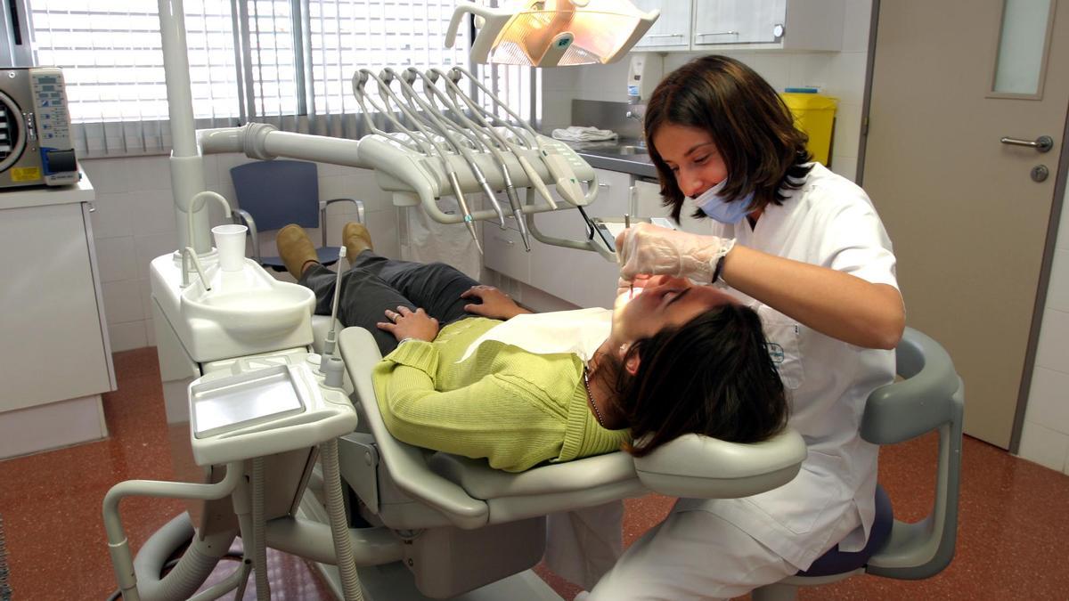 Când mergi la dentist este un lux: aproape 100% din cheltuielile din Spania ies din buzunarul cetățeanului