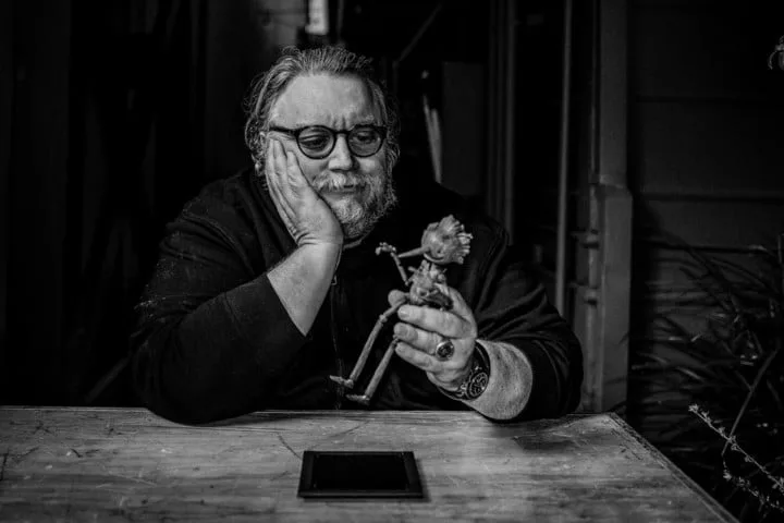 Guillermo del Toro cu o marionetă Pinocchio, filmul său pe cale să fie lansat.  poza netflix