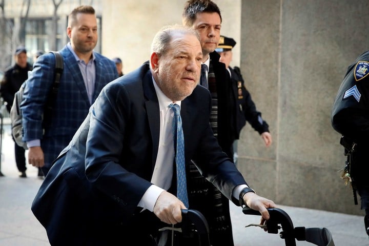 Harvey Weinstein este condamnat la 23 de ani de închisoare și ar putea adăuga încă 65. Foto AP Photo/John Minchillo