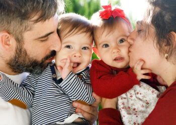 Ian și Laia, gemenii prematuri care s-au născut la nouă zile distanță