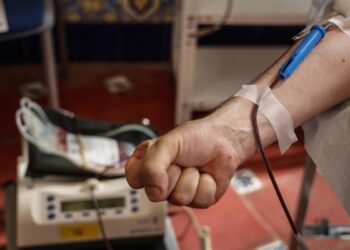 Marea Britanie transfuzează pentru prima dată oameni cu sânge creat în laborator