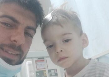 Tatăl băiatului Oliver, operat de cancer în Sant Joan de Déu: "totul merge grozav"