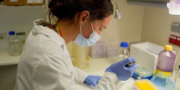 Un medicament promițător face primul pas împotriva cancerului de sân și copilărie