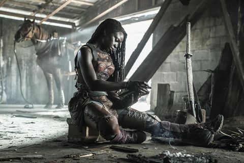 danai gurira ca michonne the walking dead sezonul 11, episodul 24 credit foto curtis bonds bakeramc