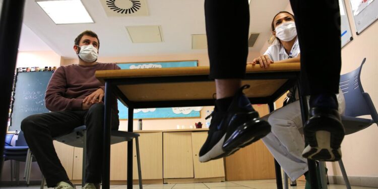 În tranșeele sănătății mintale ale adolescenților: "După ce au părăsit spitalul de zi, sunt semi-abandonați"