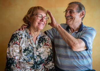 Familiile bolnavilor de Alzheimer: "Privirea lui îmi spune dacă mă cunoaște astăzi sau nu"