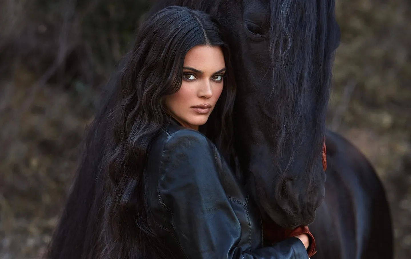 Kendall Jenner își ia totul pentru a-și expune piersicul la soare